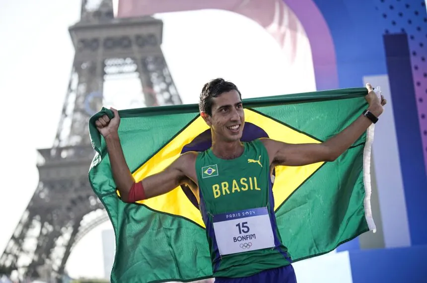 Caio Bonfim fatura prata na marcha atlética