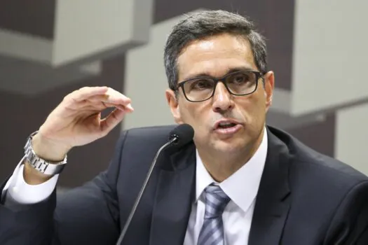 Campos Neto cobra ajuste fiscal e diz que mercado duvida da meta para a inflação