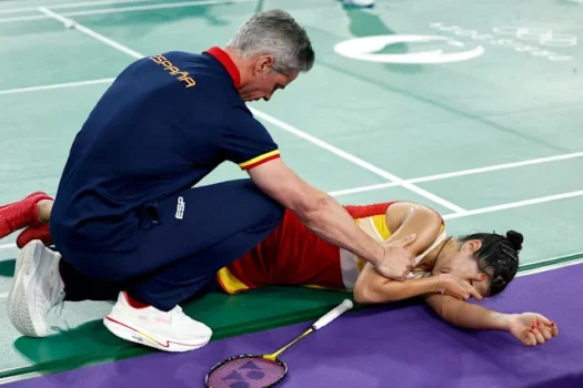 Campeã olímpica do Badminton se machuca feio, abandona e faz até rival chorar