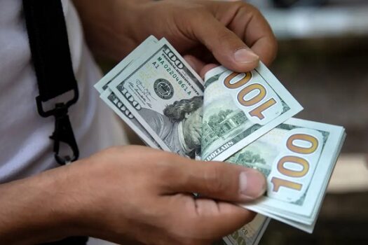 Dólar alto exigirá mais cautela das empresas pelos próximos meses, alerta FecomercioSP