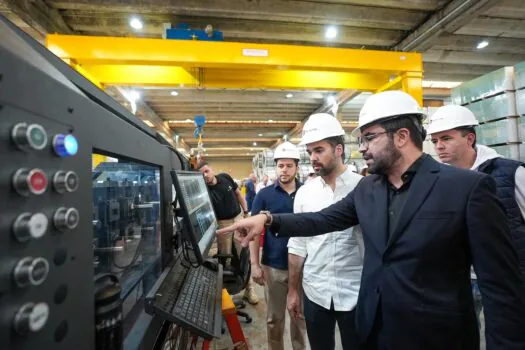 Leite visita fábrica do Grupo Innova Steel, que doará 200 casas para atingidos pela enchente