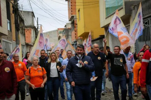 Eduardo Leite percorre bairros de Santo André e, junto ao vice, participa do McDia Feliz