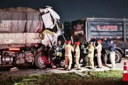 Engavetamento entre duas carretas e um carro deixa seis mortos no PR