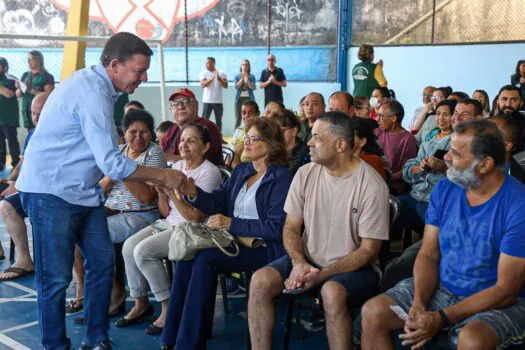 Prefeitura de São Bernardo entrega escrituras a moradores do Parque das Flores I