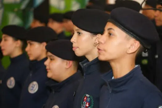 Governo Tarcísio suspende consulta sobre escolas cívico-militares após decisão judicial