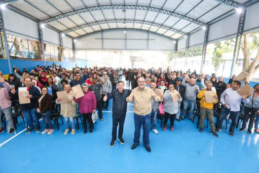 Prefeitura de São Bernardo oficializa entrega de escrituras do loteamento Jardim Vida Nova