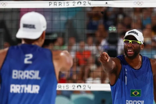 Evandro e Arthur perdem no vôlei de praia e dão adeus a Paris