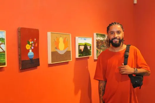 Artistas do coletivo da periferia Ali:Leste vendem 80% das obras em abertura de exposição