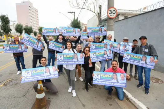 Adesivaço e propostas de governo com caminhão de som marcam o dia de Flávia Morando