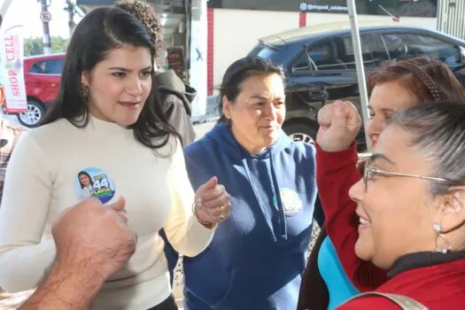 Flávia Morando destaca suas propostas do plano de governo no centro comercial do Taboão