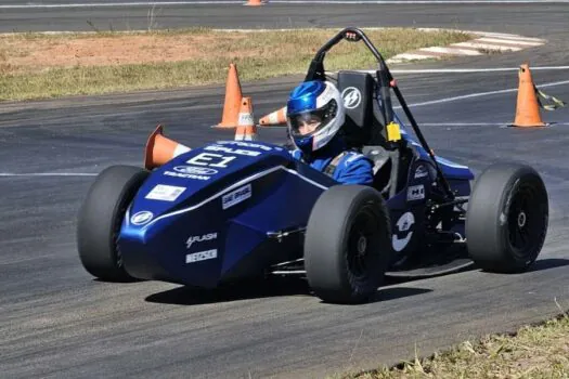 Carro elétrico criado por estudantes universitários é bicampeão da Fórmula SAE