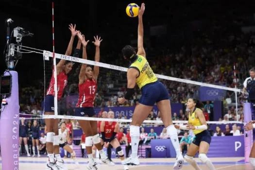 Seleção feminina volta a ser castigada pelos EUA e vai brigar pelo bronze no vôlei