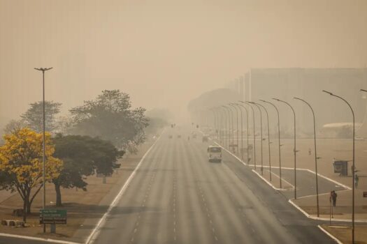 Brasília amanhece coberta de fumaça pelo segundo dia seguido