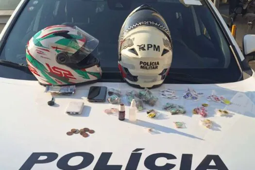 Motoqueiro que usava fundo falso em capacete para esconder drogas é preso em São Paulo