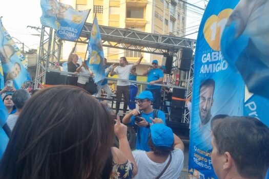 Com caminhada pelo centro de Ribeirão Pires, Gabriel Roncon completou o sábado de campanha 