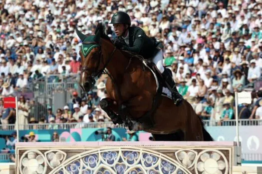 Stephan Barcha é quinto no concurso de saltos do hipismo em Paris