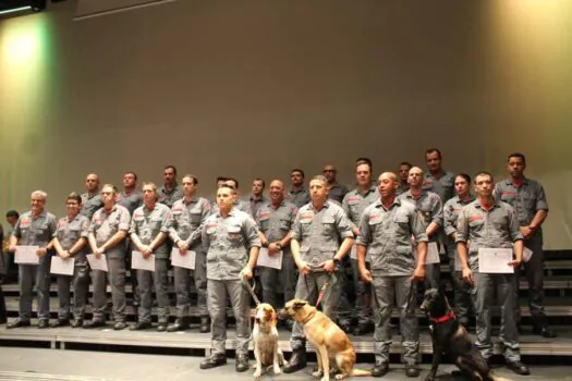 Policiais e bombeiros de São Paulo recebem homenagem por atuação no Rio Grande do Sul