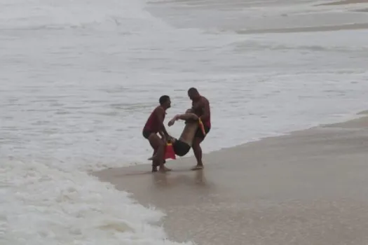 Idoso morre arrastado por onda forte no Rio em dia de ressaca no mar