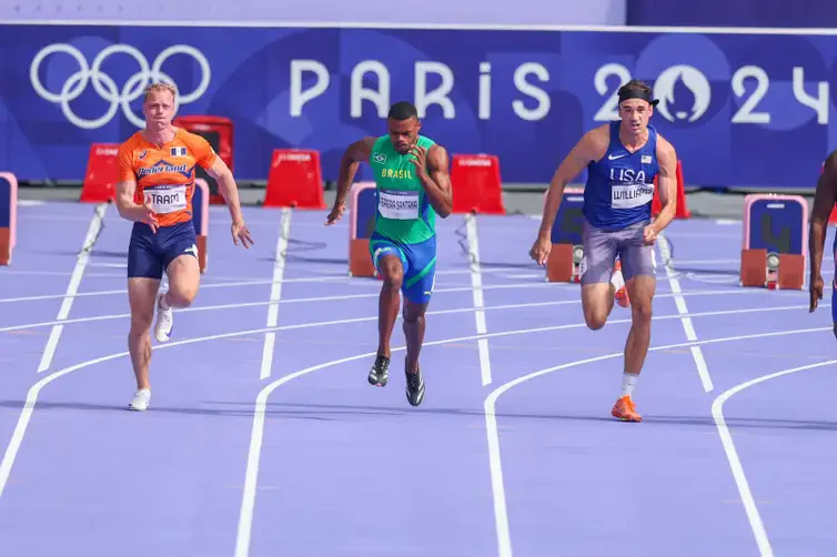 Valdileia Martins se classifica à final do salto em altura em Paris