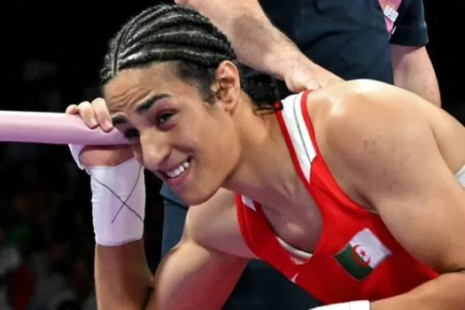 Imane Khelif, pugilista atacada por teste de gênero, vence e vai às semifinais