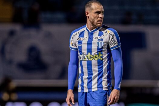 Pedro Castro celebra vitória importante do Avaí