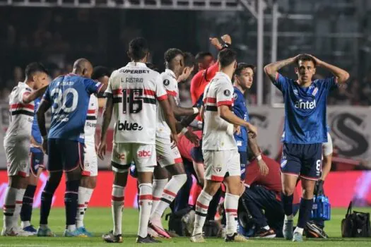 Izquierdo, do Nacional-URU, passa mal e é retirado do Morumbis de ambulância