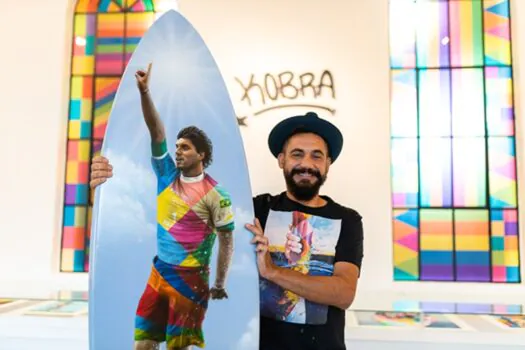 Eduardo Kobra celebra desempenho de Gabriel Medina com grafite em prancha de surfe