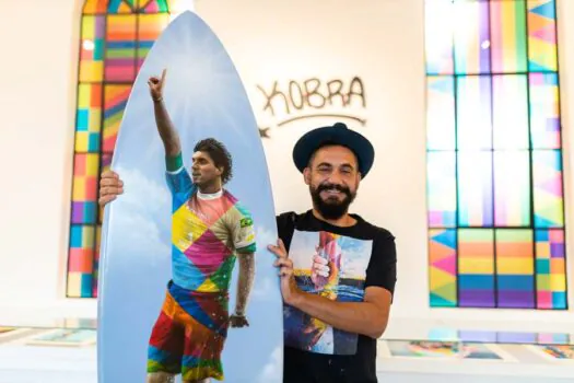 Eduardo Kobra celebra desempenho de Gabriel Medina com grafite em prancha de surfe