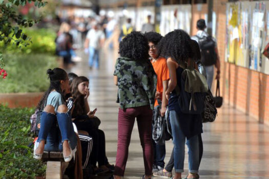 Lei de Cotas estimulou migração para escolas públicas no ensino médio, aponta estudo