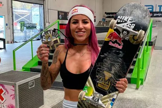 Leticia Bufoni, Felipe Gustavo e L7nnon fazem demonstrações de manobras de skate em SP