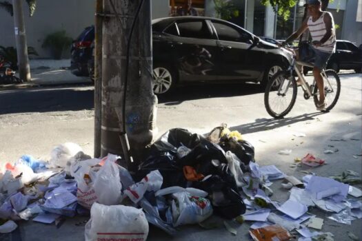 Descarte irregular de lixo potencializa destruição causada por fortes chuvas