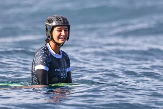 Luana Silva vence compatriota e vai às quartas do surfe nas Olimpíadas