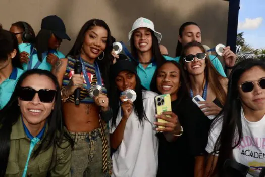 Ludmilla emociona jogadoras ao fazer show para receber seleção feminina de futebol no Rio