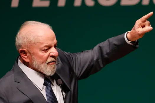 Lula volta a criticar privatização da Eletrobras