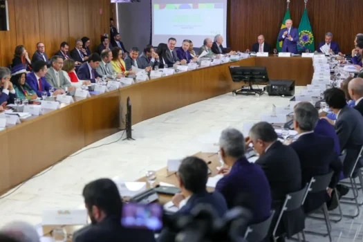 Lula orienta ministros a não criarem novos programas