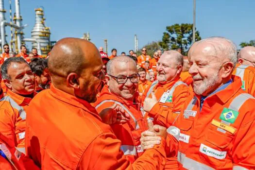 Lula chora ao falar de prisão durante ato da Petrobras em Curitiba; veja vídeo