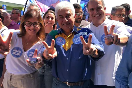 Senador Astronauta Marcos Pontes faz campanha por Mara Bertaiolli e Téo Cusatis em Mogi das Cruzes-SP