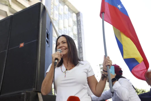 Vamos fazer o regime ceder, diz María Corina em ato na Venezuela 1 mês após eleição