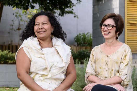 Veteranas da Fatec de Americana estampam roupas com folhas e flores