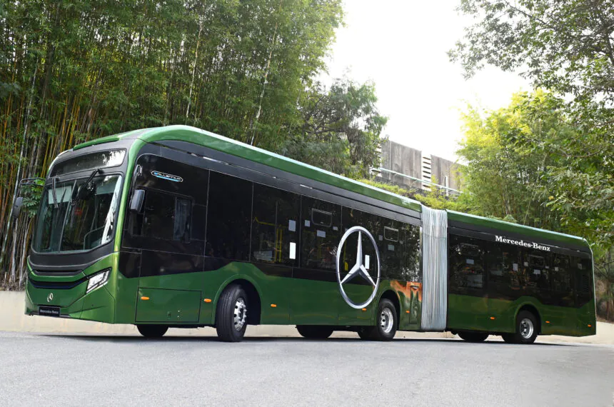 Ônibus elétrico biarticulado Mercedes-Benz eO500UA - Lat.Bus 2024