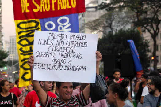 Moradores da favela do Moinho, no centro de SP, protestam contra possível desapropriação