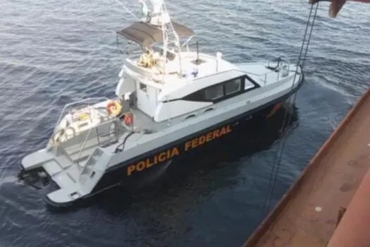 Imigrantes clandestinos são resgatados de navio cargueiro pela PF