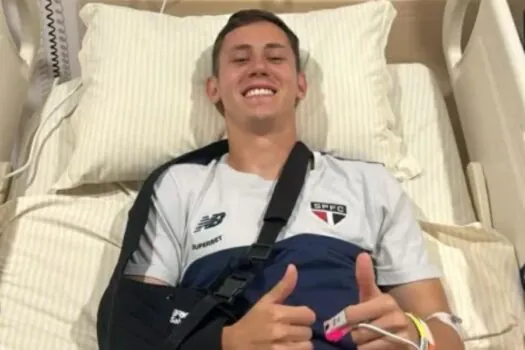 Lateral do São Paulo tranquiliza após deixar clássico de ambulância