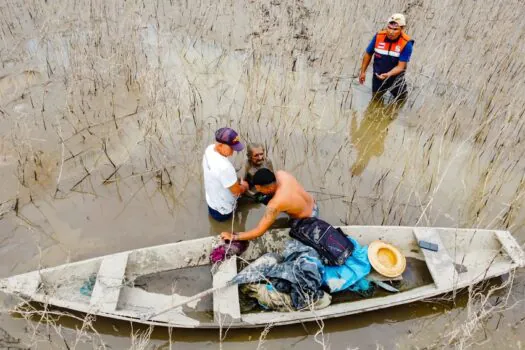 Pescador de 85 anos é resgatado no AM após canoa ficar atolada no rio Solimões