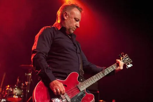 Peter Hook faz show em SP entre mágoas do New Order e nostalgia do Joy Division