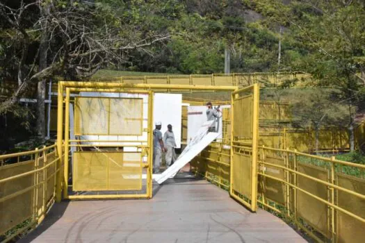 Semasa inicia serviços de manutenção na ponte amarela do Parque Natural do Pedroso