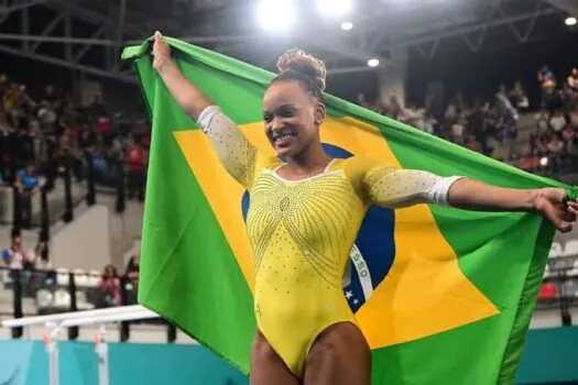 Rebeca Andrade conquista prata no individual geral da ginástica; Biles leva o ouro