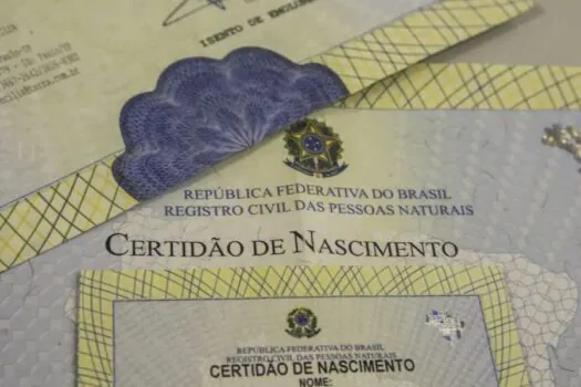 Aumenta número de crianças registradas sem o nome do pai no Brasil