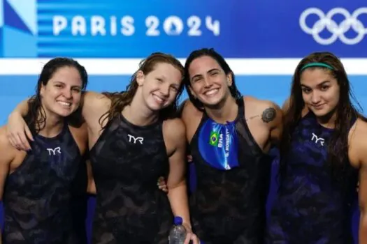 Brasil avança em 5º e vai à final do revezamento 4x200m livre feminino