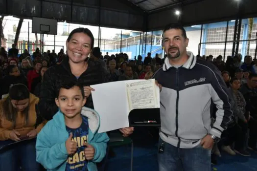 Santo André entrega 788 matrículas para moradores no Sítio dos Vianas